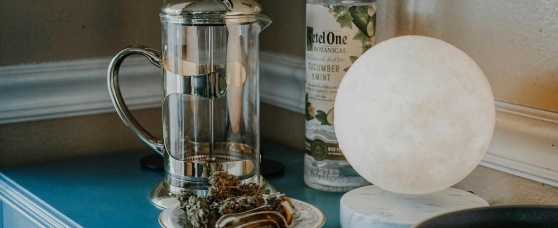 Herbal Tinctures vs. Teas: Which Format Actually Fits Your Lifestyle?