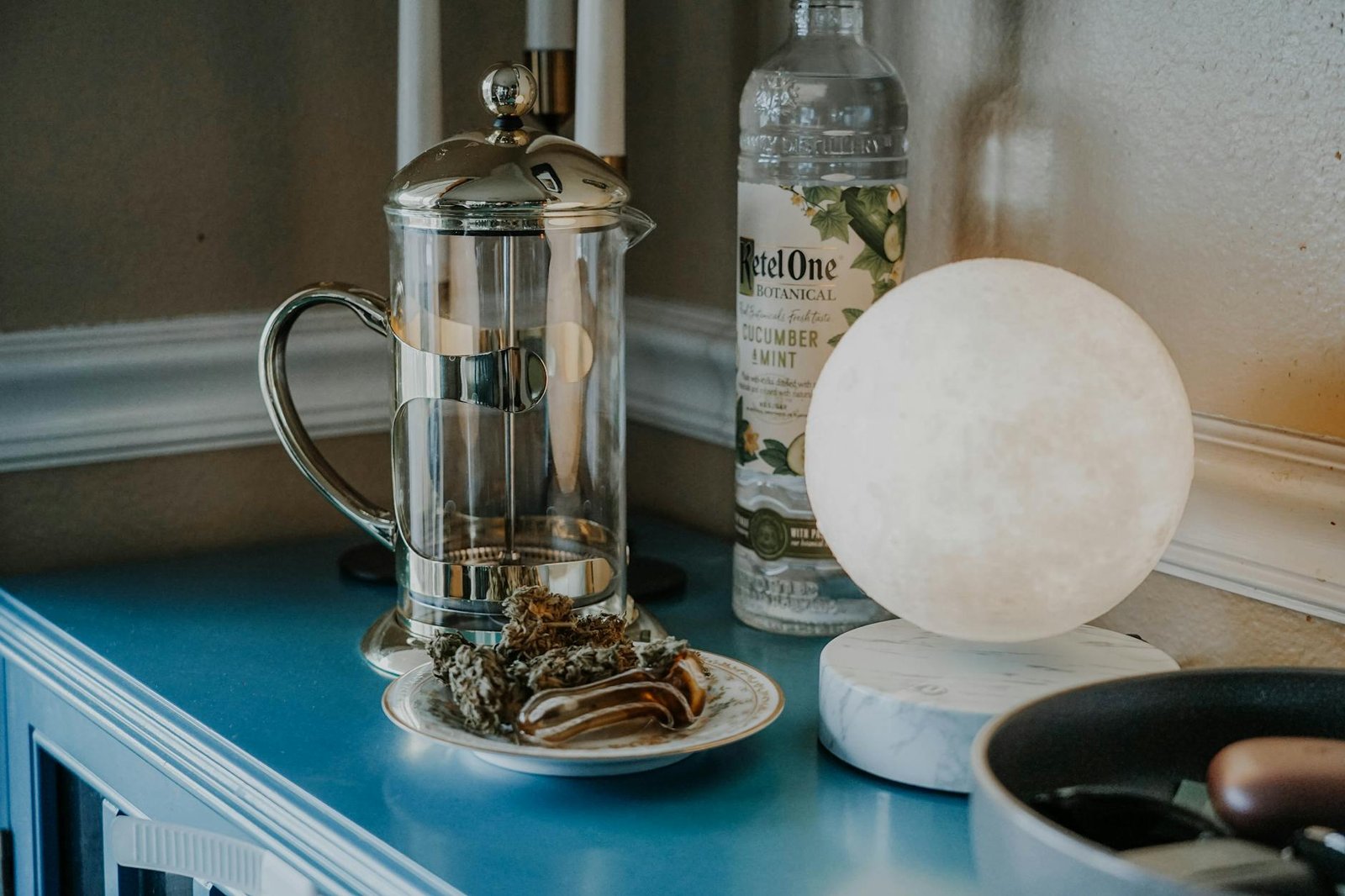 Herbal Tinctures vs. Teas: Which Format Actually Fits Your Lifestyle?